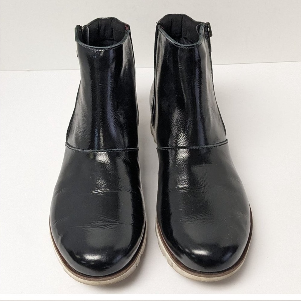 Sorel Harlow Zip Black Patent Leather Boot - practically new!